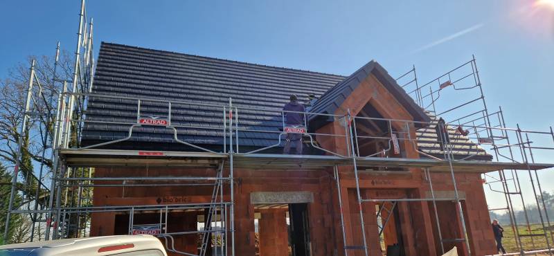 Pose d'une toiture neuve en tuiles Volnay Tandem à Heudebouville