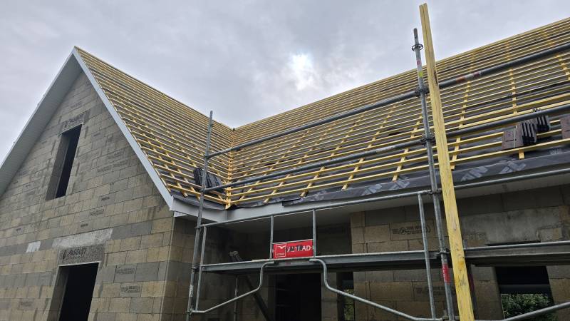 Entreprise de couverture pour la pose d'une couverture neuve en tuiles Giverny ardoisé à Autigny 76