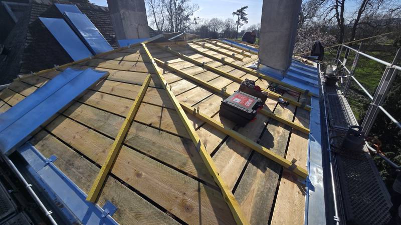 Réfection complète de toiture en zinc et en ardoises naturelles à Saint-Pierre-de-Manneville