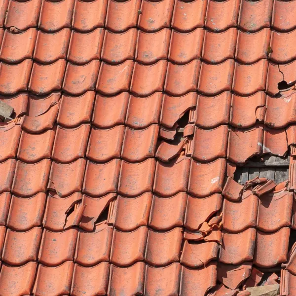 Que faire si une tuile s’envole avec le vent ?